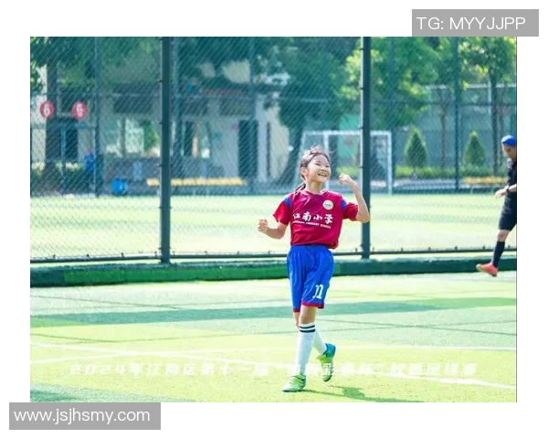 足球明星与孩子们的亲密时光揭秘他们的成长与梦想